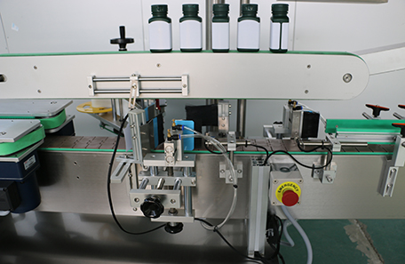 方牛奶瓶多側(cè)面貼標(biāo)機(jī)