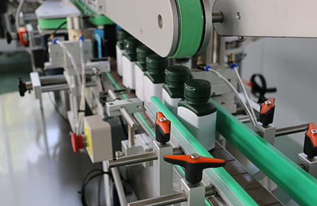 方牛奶瓶多側(cè)面貼標(biāo)機(jī)