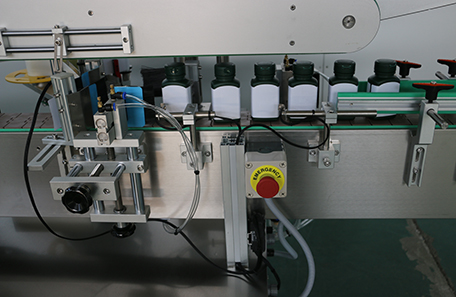 方牛奶瓶多側(cè)面貼標(biāo)機(jī)
