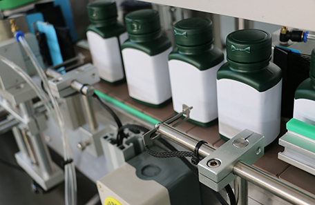 方牛奶瓶多側(cè)面貼標(biāo)機(jī)