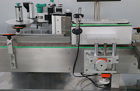 立式牛奶瓶貼標(biāo)機