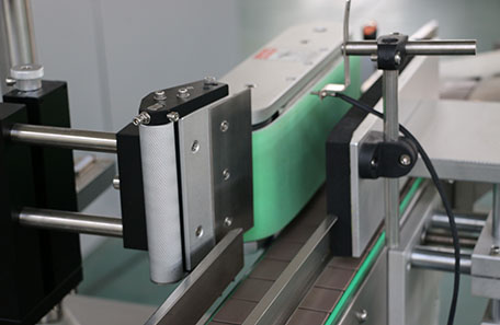 立式牛奶瓶貼標(biāo)機