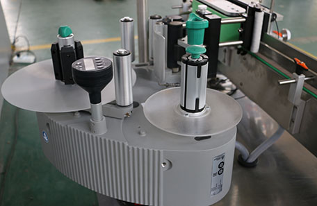 立式牛奶瓶貼標(biāo)機