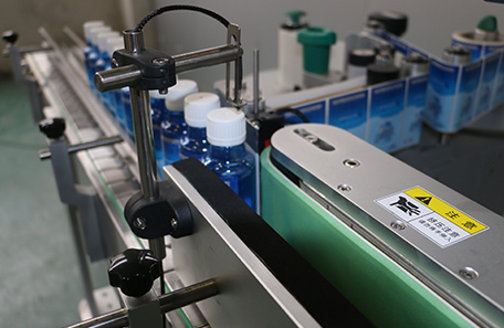 立式蜂蜜瓶貼標機