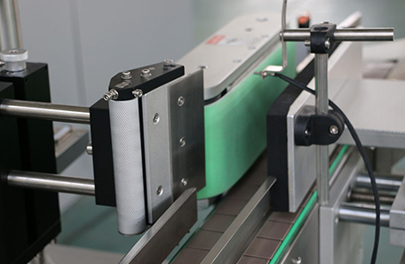 立式醬瓶貼標機