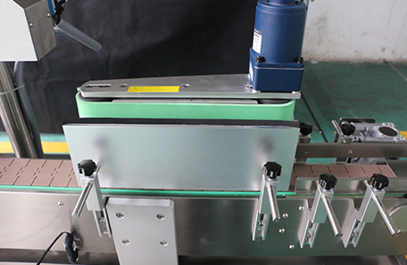 潤(rùn)滑油雙面貼標(biāo)機(jī)