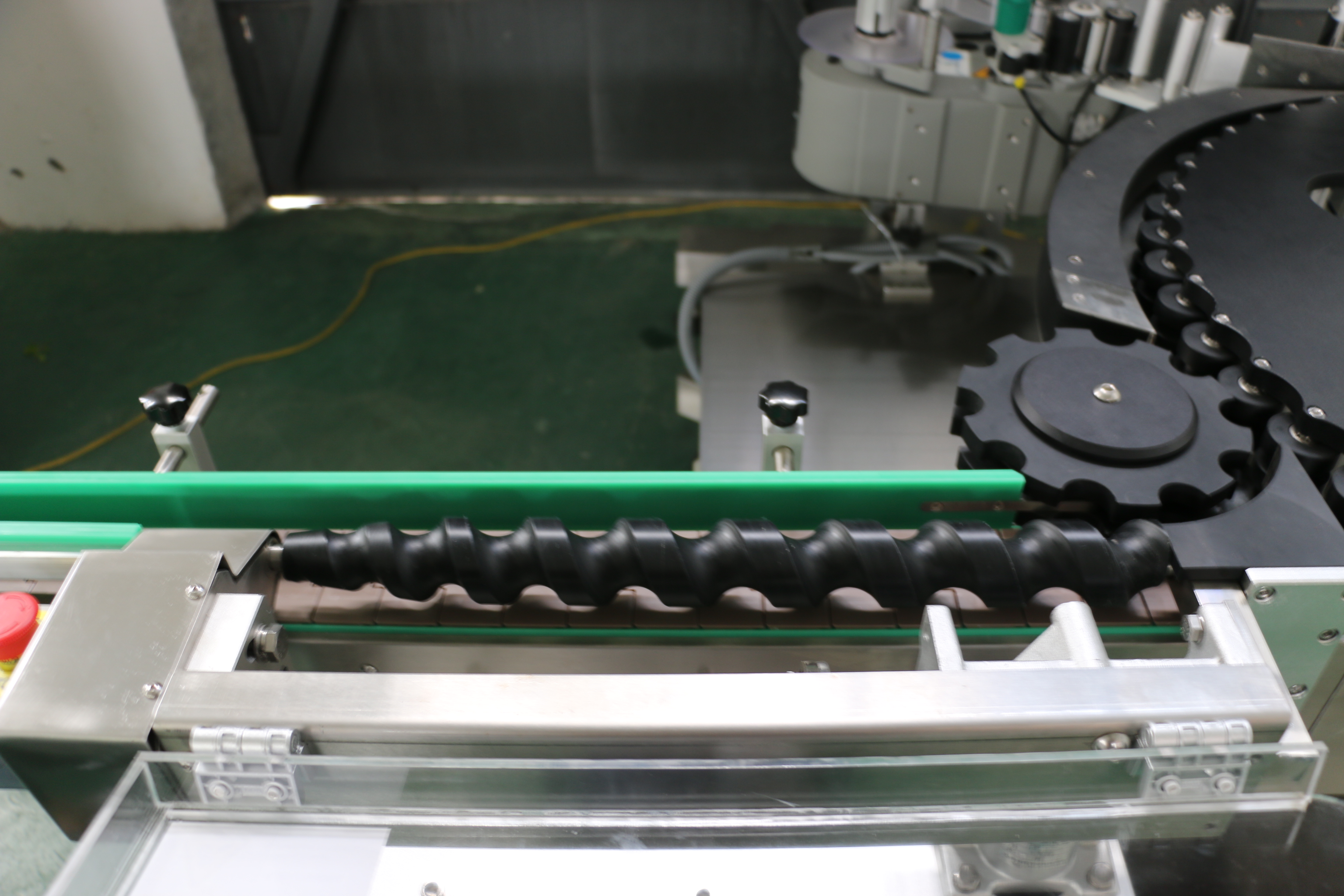 高速回轉(zhuǎn)圓瓶不干膠貼標(biāo)機(jī)