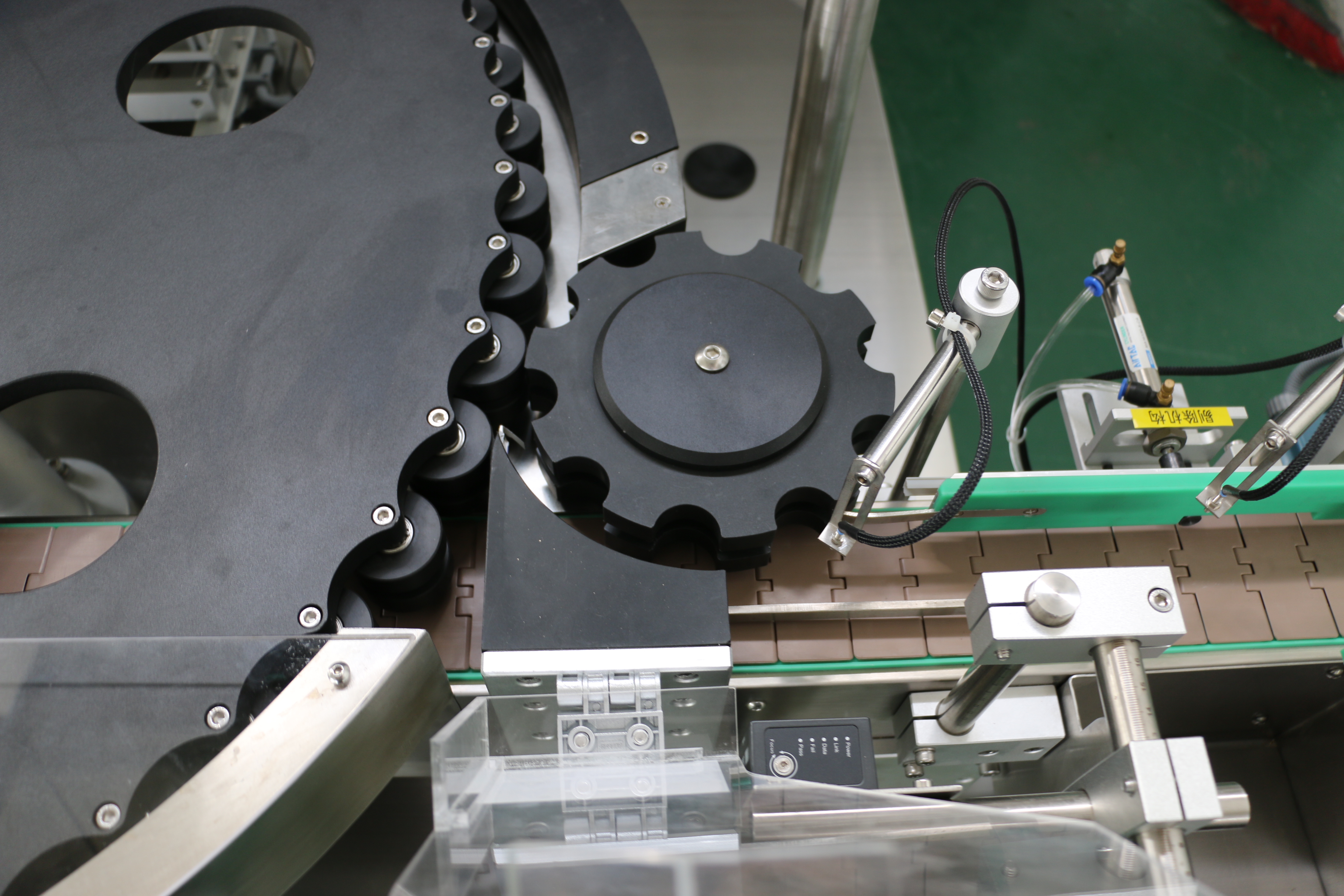 高速回轉(zhuǎn)圓瓶不干膠貼標(biāo)機(jī)