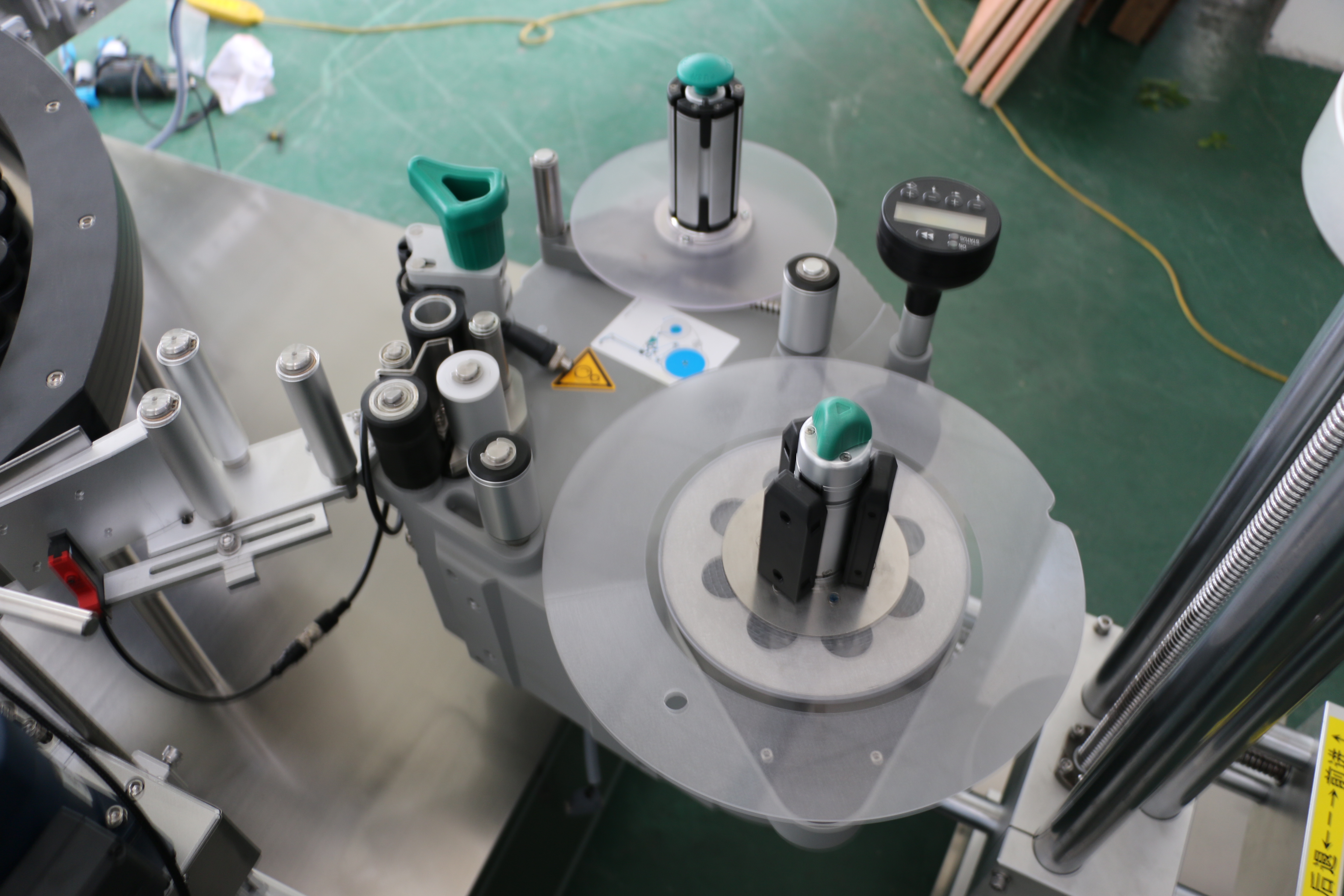 高速回轉(zhuǎn)圓瓶不干膠貼標(biāo)機(jī)