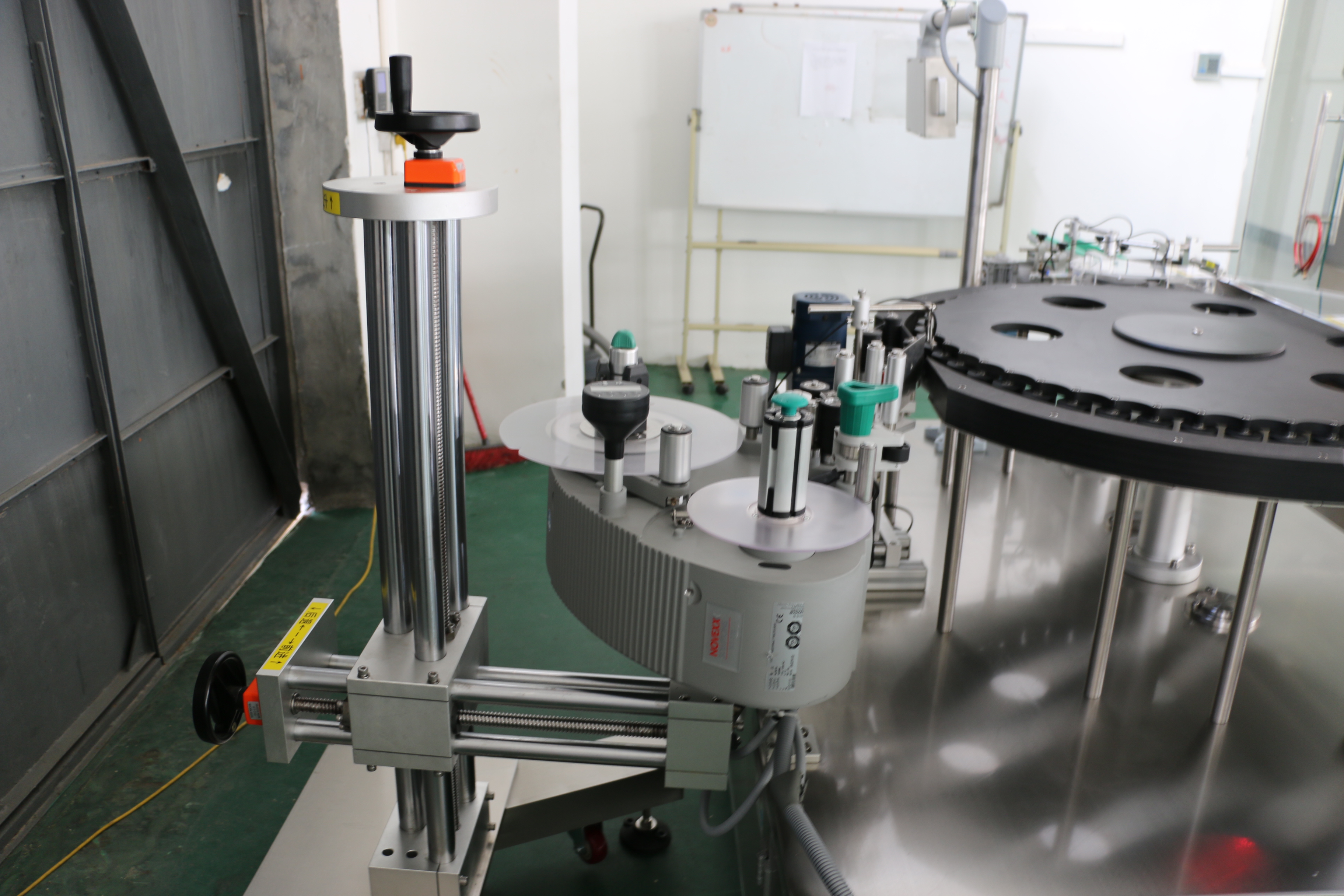 高速回轉(zhuǎn)圓瓶不干膠貼標(biāo)機(jī)