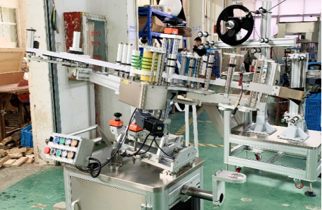 上海知名乳品企業(yè)選購軒特數(shù)控回轉(zhuǎn)式貼標(biāo)機(jī)