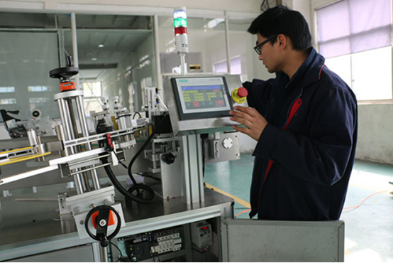 高速貼標(biāo)機(jī)